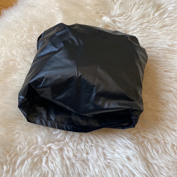 Under Armour Crop Windbreaker - Picture 6 of 7